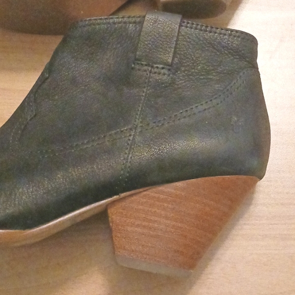 Frye "Reina" Black Nubuck Leather Ankle Boots in Size 9.5M - Picture 6 of 11